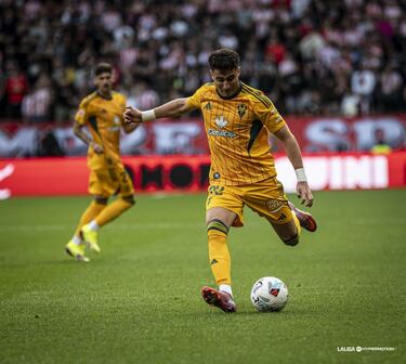 El protagonista de la jornada, tras su exhibición ante el Sporting. Dos tantos, uno de ellos descomunal, con un disparo sensacional con pierna izquierda. El balón salió con combita y resultó imparable para Rubén Yáñez. Este gol ponía el 3-3. El 3-4 llegó desde el punto de penalti.
