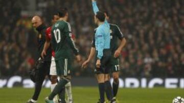 Çakir enseña la roja a Nani en el partido entre el United y el Real Madrid.