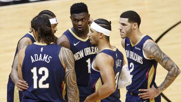 Zion Williamson habla con el resto de sus compa&ntilde;eros durante el partido de la pretemporada NBA que ha enfrentado a Miami Heat y New Orleans Pelicans