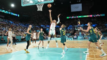 Napheesa Collier penetra a canasta.