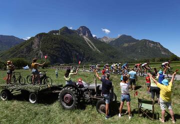 Seguidores disfrutando de la novena etapa del Tour de Francia 2022.