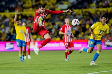 Morata intenta controlar un balón.
