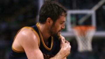 ADIÓS. Kevin Love momentos después de lesionarse el hombro en el partido que disputaba ante Boston.