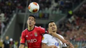 Vitolo lucha un bal&oacute;n en la final de la Liga Europa.