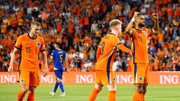 Soccer Football - Nations League - League A - Group 3 - Netherlands v Bosnia & Herzegovina - Philips Stadium, Eindhoven, Netherlands - September 7, 2024 Netherlands' Cody Gakpo celebrates scoring their third goal with Jerdy Schouten REUTERS/Piroschka Van De Wouw