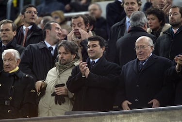 Ejerció como embajador y representante ante la afición y en los viajes del equipo durante muchos años. En la foto, en el palco del Camp Nou en 2005 junto a un joven Joan Laporta. 