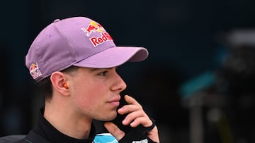 AME5872. GOIÂNIA (BRASIL), 20/03/2026.- El piloto colombiano David Alonso de CF Moto Aspar Team reacciona este viernes, durante las prácticas del Gran Premio de Brasil de Moto2 en el autódromo Ayrton Senna en Goiânia (Brasil). EFE/ Andre Borges