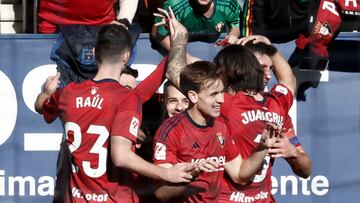 PAMPLONA (ESPAÑA), 21/01/2024.- Los jugadores de Osasuna celebran el segundo de su equipo durante el partido correspondiente a la jornada 21 de LaLiga que CA Osasuna y Getafe SAD disputan este domingo en Estadio el Sadar (Pamplona). EFE/Jesus Diges