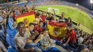 Ayer hubo 17.000 espectadores en el entrenamiento de la Selección, hoy serán 28.000 en el partido apoyando a España para ir al Mundial.