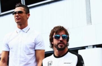 El delantero Cristiano Ronaldo estado en el box de McLaren antes del GP de Mónaco. Cristiano ha sido invitado por la escudería británica y ha posado junto a Fernando Alonso, Jenson Button y la modelo Cara Delevingne en un acto publicitario previo a la carrera.