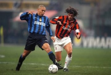 Paolo Maldini (derecha).
