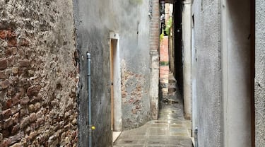 Puentes de nombre engañoso, la calle más estrecha del mundo y multas por bañarse en sus canales: el lado oculto de Venecia