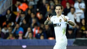 Santi Mina.