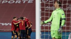 GRAFCAT4622. SEVILLA, 17/11/2020.- Los jugadores espa&ntilde;oles celebran el tercer gol de su equipo durante el partido de la sexta jornada del grupo 4 de la primera fase de la Liga de las Naciones que las selecciones de Espa&ntilde;a y Alemania disputan