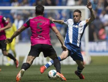 El jugador de la UD Almería Trujillo.iz., y Sergio García,d., del RCD Espanyol, durante el partido entre ambos conjuntos, correspondiente a la 35ª jornada de Liga BBVA, disputado esta mañana en Cornellá-El Prat. 