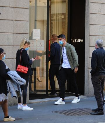 El jugador español de la Juventus disfrutó junto a su mujer de un paseo por las calles de la ciudad italiana, donde aprovecharon para ir de tiendas.