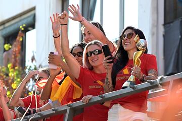 María Pérez, Salma Paralluelo, Cata Coll, Alexia Putellas y Jenni Hermoso saludan al público desde un autobús descubierto durante su recorrido por la Avenida de España de Ibiza. Un grupo de diez jugadoras de las 23 campeonas del mundo viajaron a la isla para descansar y celebrar el título y fueron aclamadas por cientos de personas.