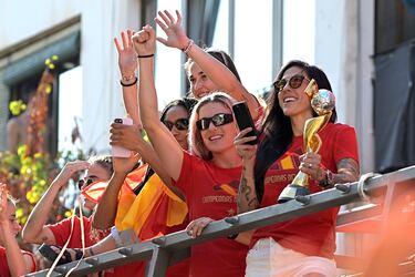María Pérez, Salma Paralluelo, Cata Coll, Alexia Putellas y Jenni Hermoso saludan al público desde un autobús descubierto durante su recorrido por la Avenida de España de Ibiza. Un grupo de diez jugadoras de las 23 campeonas del mundo viajaron a la isla para descansar y celebrar el título y fueron aclamadas por cientos de personas.