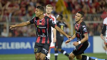 La Asociaci&oacute;n Deportiva San Carlos, gran revelaci&oacute;n de la liga, se enfrenta a la Liga Deportiva Alajuelense desde el Estadio Carlos Ugalde &Aacute;lvarez.