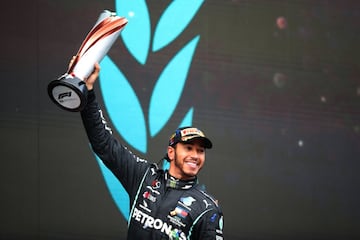 Y cerramos el repaso a esta estadística con el que aspira a convertirse en el mejor piloto de la historia esta misma temporada si Verstappen y Red Bull le dejan ganar su octavo título con el que superaría a Schumacher. El británico dio que hablar desde su año de novato en 2007, ese que compartió con Alonso en McLaren y en el que se echaron los trastos a la cabeza. Allí ganaría al año siguiente su primer título y se marchó de Woking en 2013 para escribir su historia en letras de oro junto a Mercedes con seis coronas.