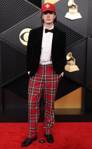 Johnnie Hartmann posa en la alfombra roja.