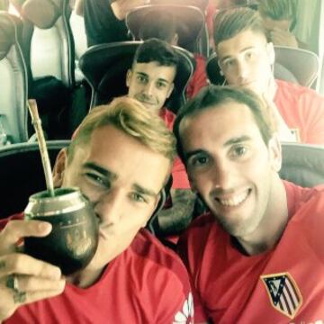 Griezmann con su nuevo mate que le regaló Diego Godin.