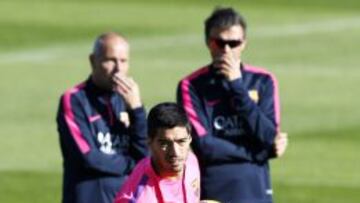 Luis Enrique observa las evoluciones de Luis Suárez durante un entrenamiento.