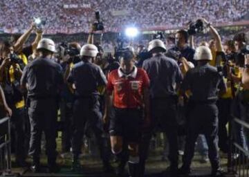 La final de la Sudamericana 2013 no se pudo terminar por incidentes entre Tigre y la policia brasileña. El juez suspendió el duelo.