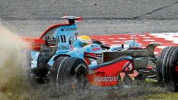 <b>A POR UVAS. </b>Lewis Hamilton se pegó esta espectacular excursión en la primera curva de Shanghai cuando realizaba su último intento de vuelta rápida.