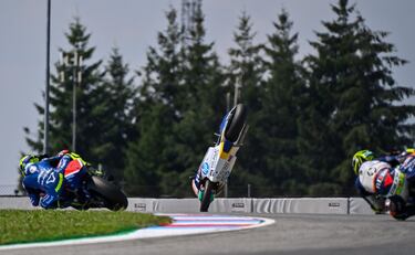 El piloto de Moto2 Héctor Garzó se fue al suelo en la vuelta 14 del GP de la República Checa disputado el pasado mes en Brno. El español saldó la caída sin consecuencias, pero su moto, del equipo Flexbox HP 40's, siguió rodando por el cicuito checo ya sin piloto al mando y dejó esta curiosa imagen. 