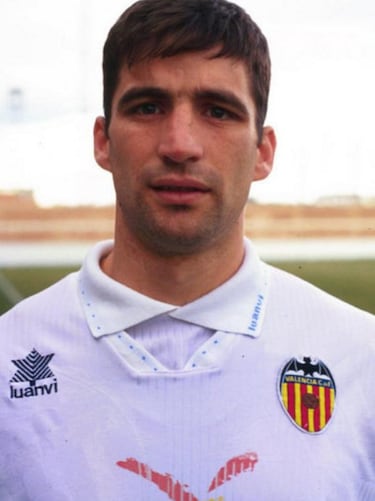 En el Valencia jugó en la temporada 93/94 anotando 4 goles en 21 partidos. Al final de esa temporada se marchó al Tenerife.