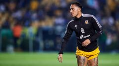 Carlos Salcedo calienta antes de un partido de Tigres