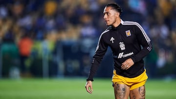 Carlos Salcedo calienta antes de un partido de Tigres