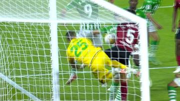 ¿Falta o error de Bravo? El gol en contra que reclamó el Betis