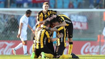 Los jugadores del Pe&ntilde;arol festejando.