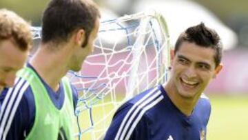 Chory Castro bromea con Agirretxe en un entrenamiento.