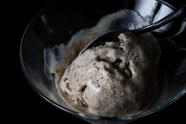 El helado de sésamo (especialmente el de sésamo negro, Kurogoma) es el broche de oro perfecto para una comida asiática. A diferencia de los helados frutales o de vainilla, este destaca por su color gris ceniza intenso y un sabor que recuerda a los frutos secos tostados, con un matiz ahumado y ligeramente terroso.