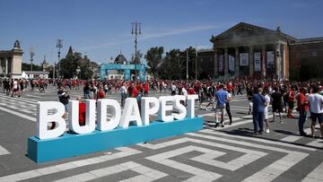En el City Park de Varosliget está instalada la Fan Zone de Budapest, repleta de gente en los días de partido que pasea sin mascarillas y sin distancia de seguridad. No son obligatorios al aire libre.