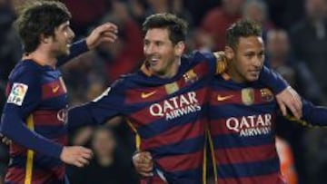 Neymar, celebrando un gol con Messi y Sergi Roberto.