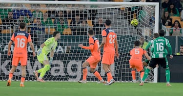 El jugador del Betis, Llorente, marca el 2-5 al Barcelona. 