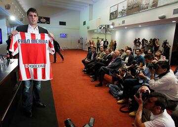 El Cholo llega al banquillo del Atlético y ve como, pese a su intención de contar con Reyes, el andaluz decide salir y regresar al Sevilla. Sin grandes dispendios, el primer refuerzo invernal para Simeone se trata de un Fran Mérida que se encontraba cedido sin excesiva participación en el Sporting de Braga. El préstamo con el club portugués se rompe en enero para tener de vuelta al centrocampista zurdo, que apenas participaría en tres encuentros de Liga saliendo en todos ellos desde el banquillo. En ese enero de 2012 el Atlético también anunció que compraba el pase definitivo de Pizzi, firmado en verano como cedido por el propio Sporting de Braga y que, después de acabar la temporada, fue enlazando cesiones antes de salir traspasado al Benfica. 