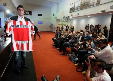 El Cholo llega al banquillo del Atlético y ve como, pese a su intención de contar con Reyes, el andaluz decide salir y regresar al Sevilla. Sin grandes dispendios, el primer refuerzo invernal para Simeone se trata de un Fran Mérida que se encontraba cedido sin excesiva participación en el Sporting de Braga. El préstamo con el club portugués se rompe en enero para tener de vuelta al centrocampista zurdo, que apenas participaría en tres encuentros de Liga saliendo en todos ellos desde el banquillo. En ese enero de 2012 el Atlético también anunció que compraba el pase definitivo de Pizzi, firmado en verano como cedido por el propio Sporting de Braga y que, después de acabar la temporada, fue enlazando cesiones antes de salir traspasado al Benfica. 