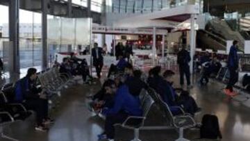Los jugadores, en el aeropuerto.