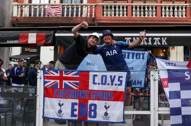 Bilbao ya acoge a los primeros aficionados del Tottenham y Manchester United, que disputarán la final de la Europa League en San Mamés. La ciudad vive un ambiente vibrante, con la final como protagonista en calles.