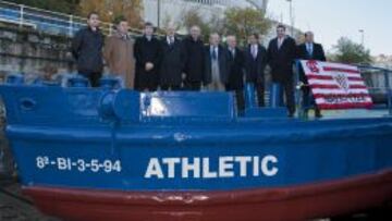 Urrutia, el ex presidente Aurtenetxe, quien surcó la ría en gabarra como campeón, e Iribar junto a varias autoridades.