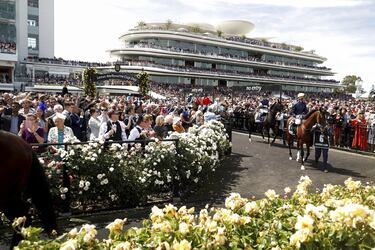 El hipódromo de Flemington acogió la 159 edición de la Melbourne Cup, la carrera de caballos más importante de Australia y que popularmente es conocida como ‘La carrera que detiene a una nación’. Fue presenciada en directo por 81.408 espectadores. El vencedor fue Vow And Declare, que se embolsó 4 millones de euros.