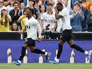 VALENCIA, 25/04/2026.- El delantero del Valencia Umar Sadiq (d) celebra tras marcar el 2-0 durante el partido de LaLiga entre Valencia CF y Girona FC celebrado este sábado en el estadio de Mestalla, en Valencia. EFE/ Ana Escobar