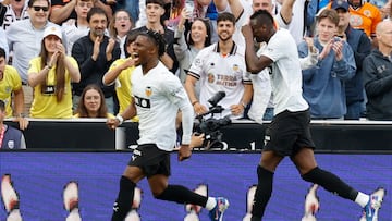 VALENCIA, 25/04/2026.- El delantero del Valencia Umar Sadiq (d) celebra tras marcar el 2-0 durante el partido de LaLiga entre Valencia CF y Girona FC celebrado este sábado en el estadio de Mestalla, en Valencia. EFE/ Ana Escobar