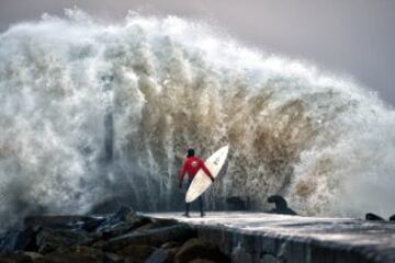 Impresionante imagen del surfista norirlandés Al Mennie observando el oleaje que está dejando el fenómeno climático Storm Barbara que se está aproximando estos días a Reino Unido. 