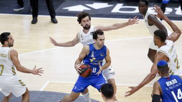 Campazzo, Llull, Garuba y Tavares tratan de frentar a Victor Benite.